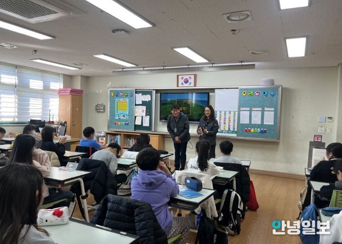 수업을 듣는 원중초등학교 학생들