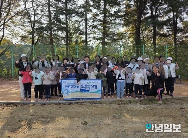 파주보건소, ‘2025 한의약 건강증진 맨발걷기 프로그램’ 성황리 종료