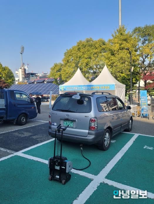 수원시와 수도권대기환경청·저감장치 제작사가 수원종합운동장에서 합동점검을 하고 있다.