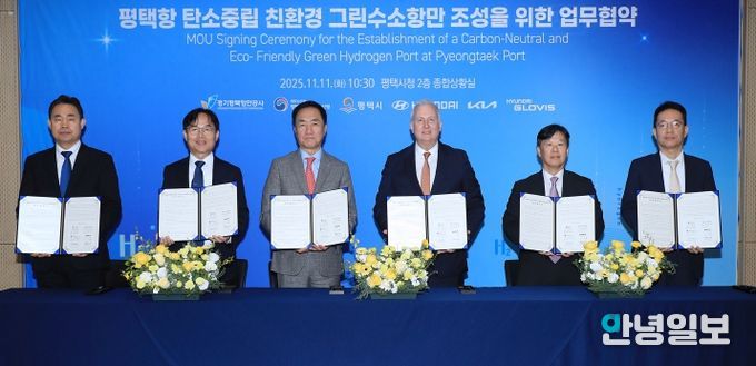 왼쪽부터 경기평택항만공사 사장 직무대행 김금규, 평택지방해양수산청장 도경식, 평택시장 정장선, 현대차 부사장 켄 라미레즈, 현대글로비스 상무 김정석, 기아 상무 이덕현