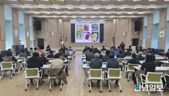 화성특례시가 12일 화성시농업기술센터에서 2025년 농업기술보급사업 종합평가회를 하고 있다