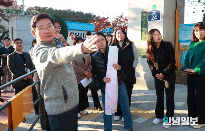 이상일 용인특례시장이 14일 포곡초등학교에서 학부모들과 만나 학생들의 안전을 위한 방안을 논의했다.