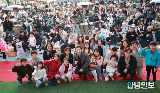 이상일 용인특례시장이 15일 용인포은아트홀 문화광장에서 열린 ‘2025 어텀라운지 페스티벌’에 참석해 시민과 소통의 시간을 갖고 있다