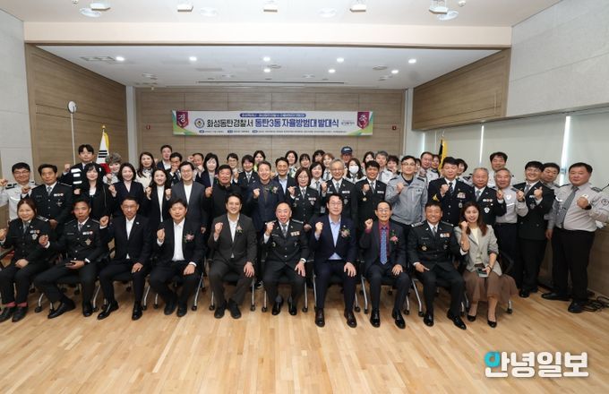정명근 화성특례시장이 전용기 국회의원 등 참석내빈과 함께 기념 촬영을 하고 있다