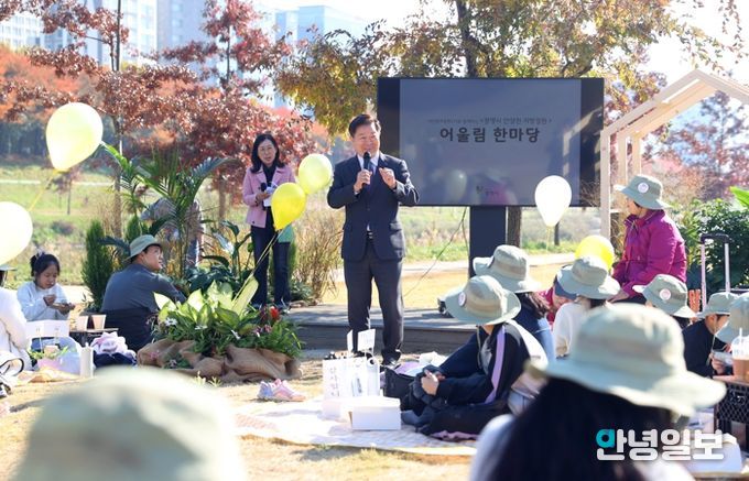 박승원 광명시장이 지난 15일 안양천 지방정원 시범구간에서 개최한 '정원 어울림 한마당'에 참석해 인사말을 하고 있다.