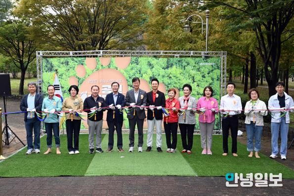 이민근 안산시장(사진 왼쪽에서 여섯번 째)이 10월 11일 안산호수공원에서 열린 공원 어싱데이에서 참석자들과 함께 기념촬영을 하고 있다.