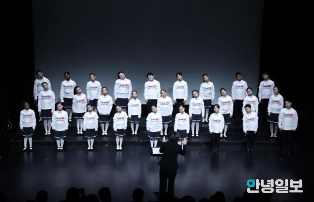 안산시 세계소년소녀합창단이 15일 소극장 보노마루에서 열린 ‘제15회 정기연주회’ 무대에서 합창을 하고 있다.