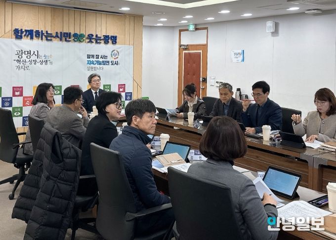 정순욱 광명시 부시장이 17일 '2025년도 세외수입 징수대책 보고회'를 주재하고 있다.