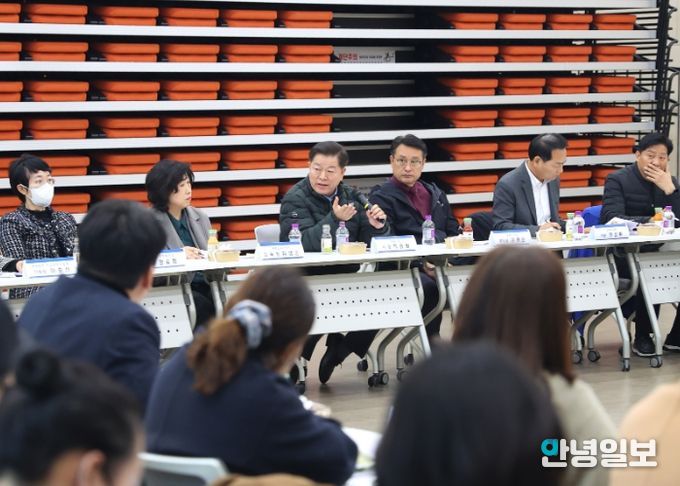 박승원 광명시장이 17일 오후 광명동초등학교 통학로 안전 확보를 위한 현장간담회에 참석해 발언하고 있다.