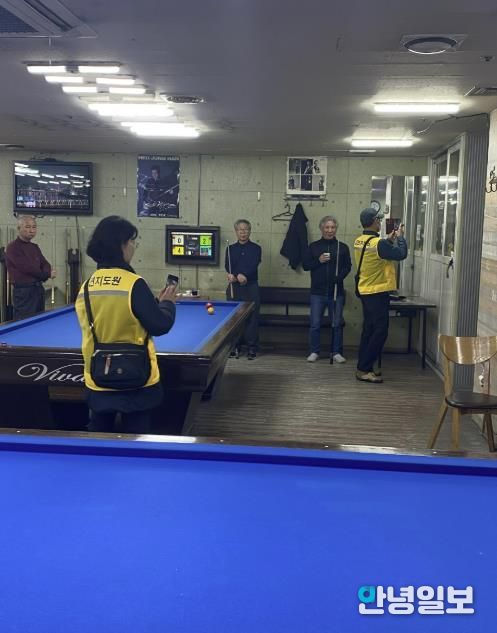 담당 공무원과 금연 지도원이 합동 단속을 하고 있다.