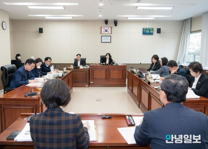 용인특례시의회 경제환경위원회, 행정사무감사 1일차