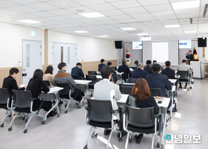 강혜숙 대표의원을 비롯한 의원 연구단체 소속 의원들이 최종보고회에 참석해 연구용역 결과에 대해 논의하고 있다.