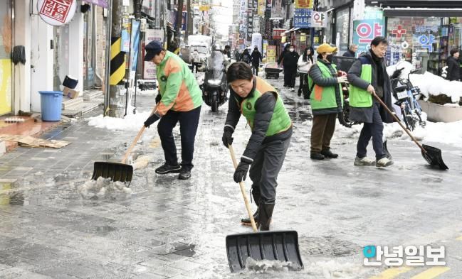 조용익 부천시장이 지난해 부천역 마루광장을 찾아 폭설 대응 상황을 점검한 뒤 제설작업에 동참했다.