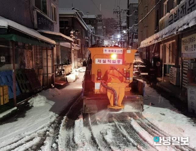 부천시가 강설에 대비해 밤사이 주요 도로 및 결빙취약구간에 제설차를 투입하고 제설작업을 실시하고 있다.