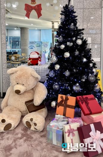 광명시 철산3동 행정복지센터는 연말연시를 맞아 주민들이 따뜻하고 희망찬 분위기 속에서 민원 서비스를 이용할 수 있도록 청사 내·외부에 크리스마스 장식을 설치했다고 19일 밝혔다.