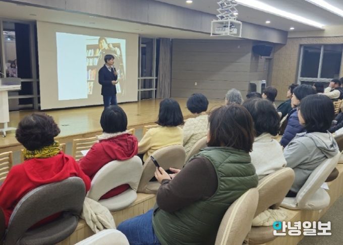 충청북도 진천군을 방문해 역량강화교육을 듣고 있는 고양시 문화관광해설사