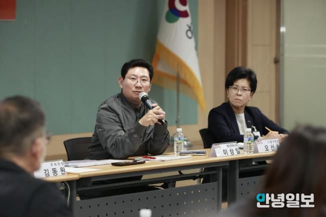 이상일 용인특례시장이 19일 기흥구청 다목적홀에서 ‘입주대표의회의 소통콘서트’를 열고 시민과 현안에 대해 이야기를 나누고 있다.