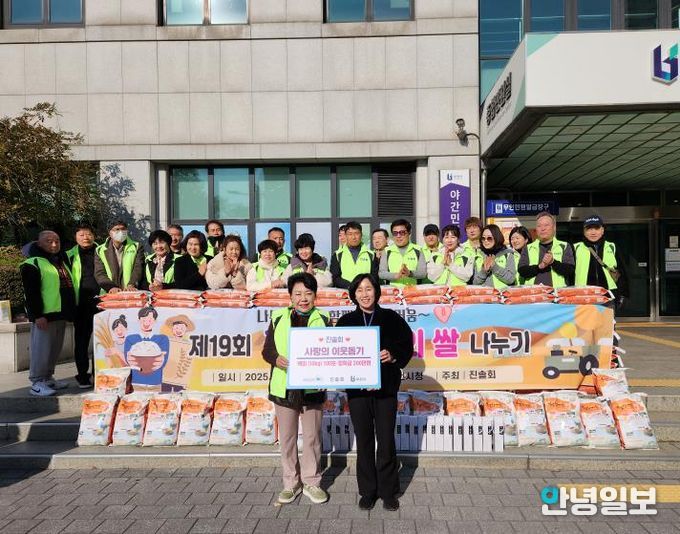 진솔회 김보영 회장(왼쪽)과 정미연 부천시 복지정책과장(오른쪽), 진솔회 회원들이 전달식 기념사진을 찍고 있다.