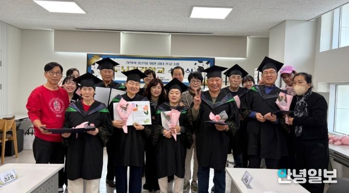 11월 20일 하남시치매안심센터 ‘두뇌건강학교’ 수료식에서 프로그램에 참여한 치매 어르신과 가족 등이 기념촬영을 하고 있다.