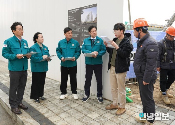 하남시의회 도시건설위원회 소속 의원들이 11월 20일 오후 2025년 행정사무감사를 앞두고 풍산동 소재 연세하남병원 신축 공사 현장을 방문해 도로점용 미준수에 의한 안전사고 예방 관련 질의응답을 하고 있다. (사진_하남시의회 제공)