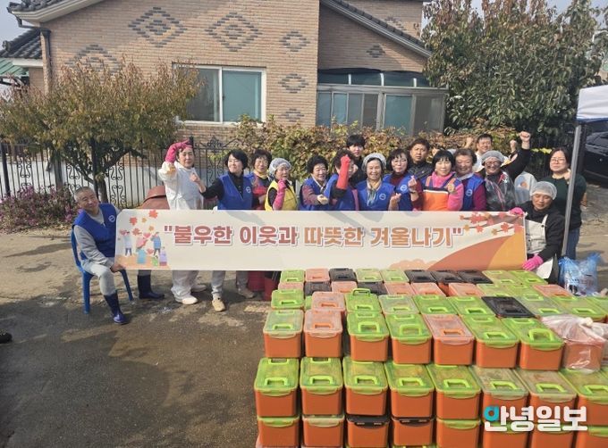 자유총연맹 안중분회, 손맛 담긴 1천 포기 김장으로 따뜻한 겨울 나눔 실천