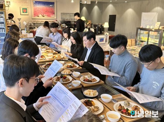 부천시 행정지원과 인사팀 직원들이 시청 신규 공무원들 대상으로 찾아가는 인사 상담방을 진행하고 있다.