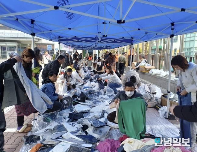 시흥시외국인복지센터 사랑이 담긴 손길, 겨울철 외국인 주민 의류 나눔 행사 진행