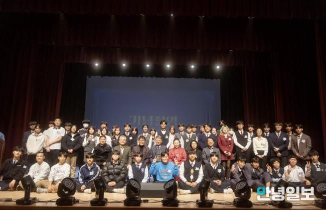 ‘2025년도 하반기 장학생의 날’ 참석자들이 함께하고 있다.