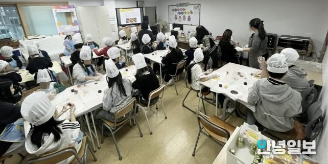 수원시 권선구 공부잘하는독서학교 지역아동센터, 쿠키 나눔과 기부물품 전달을 통해 따뜻한 연말 나눔 실천