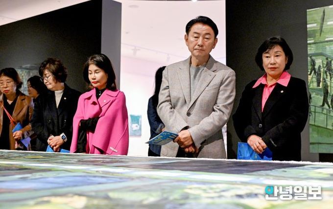 김동근 시장이 11월 24일 의정부미술도서관의 ‘도서관 속 작업실Ⅳ’ 전시 개막식에서 작품들을 둘러보고 있다.