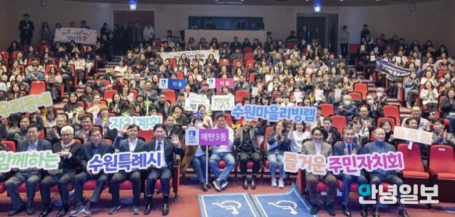 행사 참석자들이 단체 사진을 촬영하고 있다.