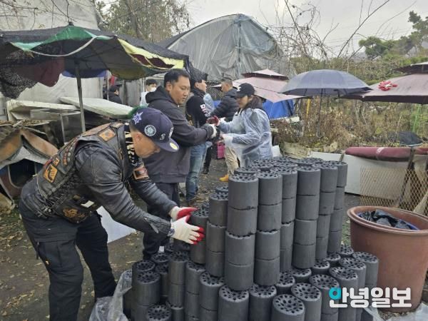 할리데이비슨 투어클럽 로드엔젤스 동호회 회원들이 연탄을 나르고 있다.