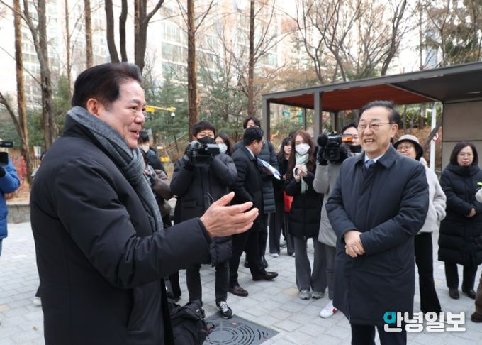 최대호 안양시장(왼쪽)과 김윤덕 국토부장관(오른쪽)이 3일 오전 10시 선도지구를 둘러보며 이야기를 나누고 있다