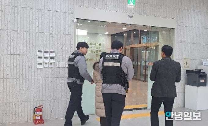 수원시가 ‘악성·반복 민원 대응 모의훈련’을 하고 있다.