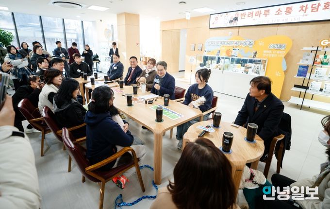 4일 오후 김동연 경기도지사가 반려마루 여주에 방문하여 관계자들과 간담회를 진행하고 있다.