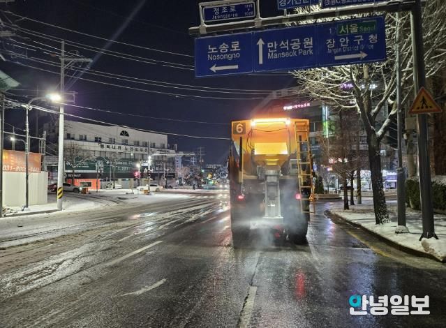 수원시가 4일 저녁 제설작업을 하고 있다.