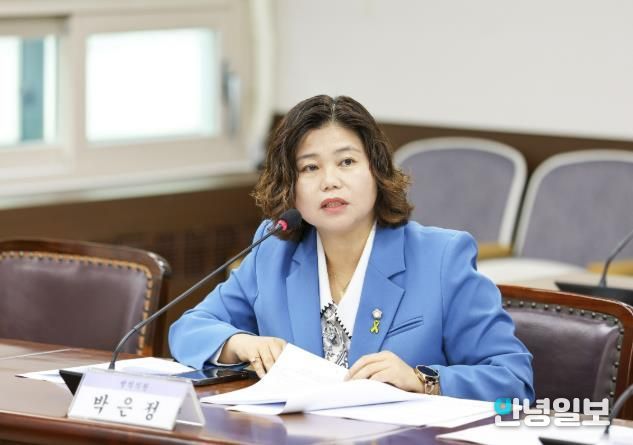 박은정 의원이 지난 11월 25일 제300회 제2차 정례회 기획행정위원회에서 자신이 대표 발의한 ‘안산시 인공지능산업 육성 및 지원 조례안’에 대해 설명하고 있다.