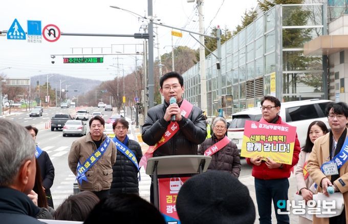 이상일 용인특례시장은 6일 오전 수지구 성복동 일대에서 수지연대 주관으로 열린 ‘경기남부광역철도 조기 착공 촉구 걷기대회’에 참석했다.