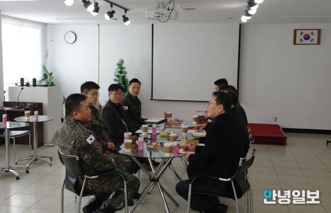 지난 4일 안전환경국장을 비롯한 관계 직원들이 관내 1항공여단을 방문해 여단장 등 부대 관계자와 헬기 소음 저감 조치에 대해 면담을 하고 있다.