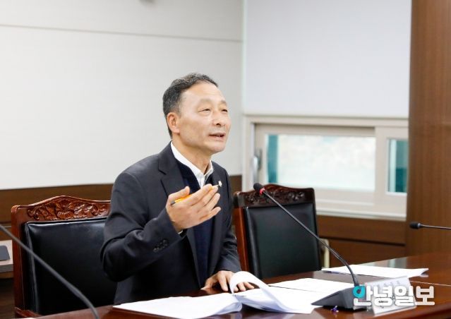 한명훈 의원이 지난달 25일 제300회 제2차 정례회 도시환경위원회에서 자신이 대표 발의한‘안산시 가로등 및 보안등 설치·관리 조례안’에 대해 설명하고 있다.