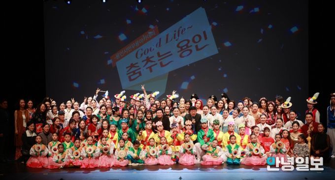 이상일 용인특례시장이 6일 용인시평생학습관 큰어울마당에서 열린 ‘용인시무용아카데미 작품발표회’에서 수강생들과 기념사진 촬영을 하고 있다