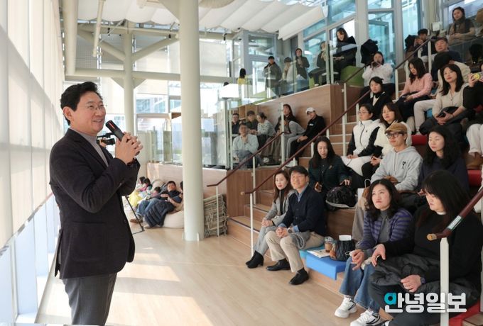 이상일 용인특례시장이 7일 SERI PAK with 용인에서 열린 박세리 전 감독의 토크콘서트에 참석해 인사말을 하고 있다.