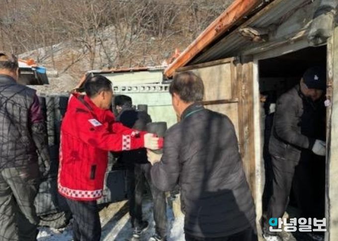 포천시 이동면 지역사회보장협의체·행복마을관리소, 취약계층에 연탄 전달