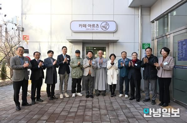 김동근 시장이 12월 8일 송산3동 공공복합청사 1층 주민 공유공간 개소식에서 관계자들과 기념사진을 찍고 있다.