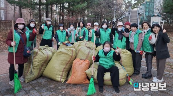 광명시 소하1동 새마을지도자협의회와 새마을부녀회는 지난 8일 주민의 안전과 쾌적한 보행 환경 조성을 위해 구름산초등학교 후문과 운산고등학교 등교길 일대에서 환경정화 활동을 진행했다.