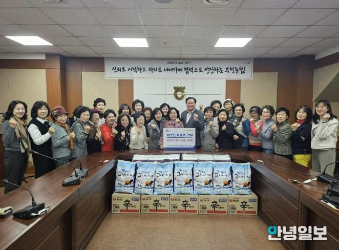 지난 9일 부천농협 여성회 여성대학에서 700만 원 상당의 식료품 및 생활용품을 기탁했다.