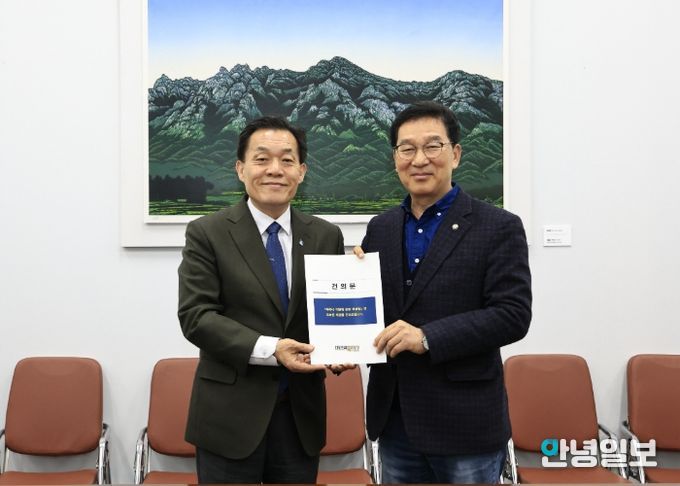 이재준 수원시장(왼쪽)이 신정훈 국회 행정안전위원장에게 건의문을 전달하고 있다.