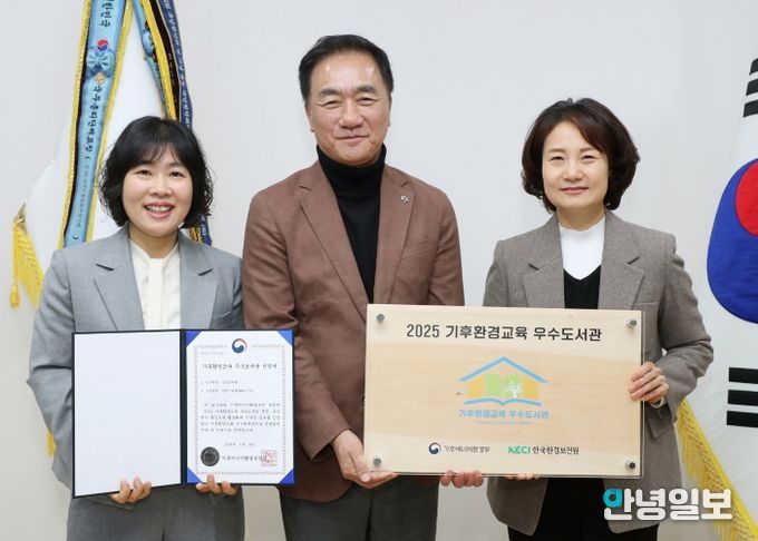 왼쪽부터 평택시 유현미 배다리도서관장, 정장선 시장, 장일현 교육국장