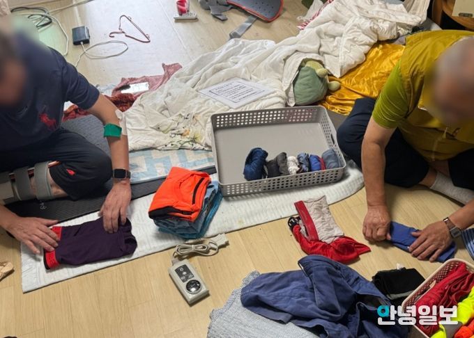 옷을 개고 있는 정리수납 봉사단