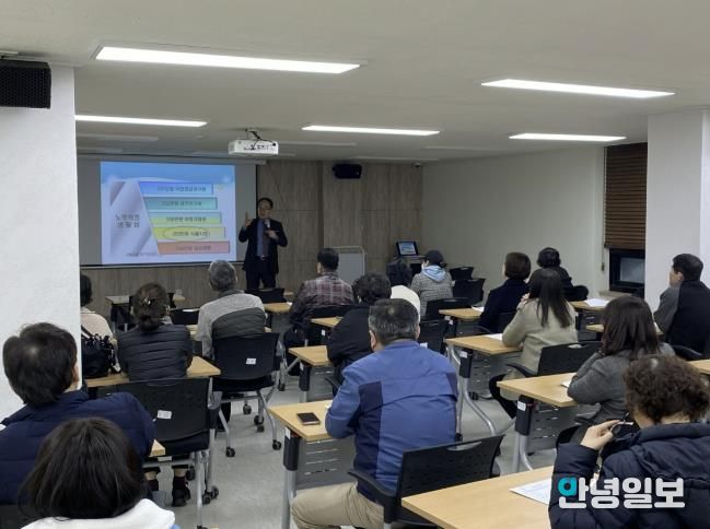 자립역량강화교육 수강 중인 자활참여자들